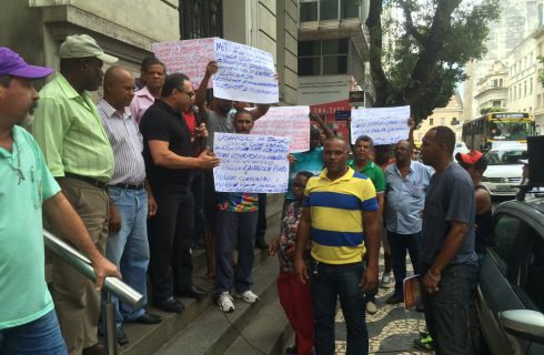 Operários da Norplan protestam revoltados com atraso de salários