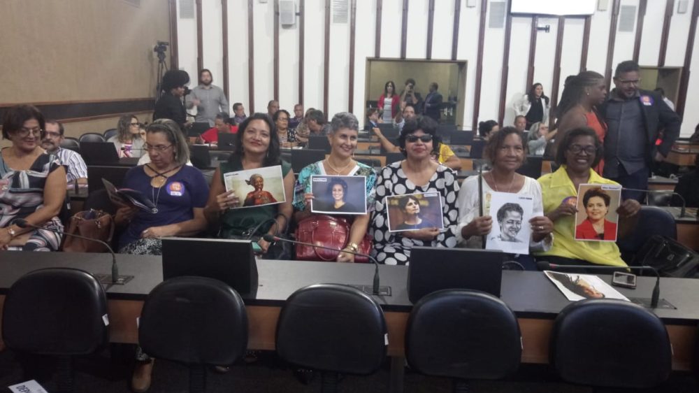 Diretora de Mulheres do SINTRACOM-BA é homenageada na A. Legislativa
