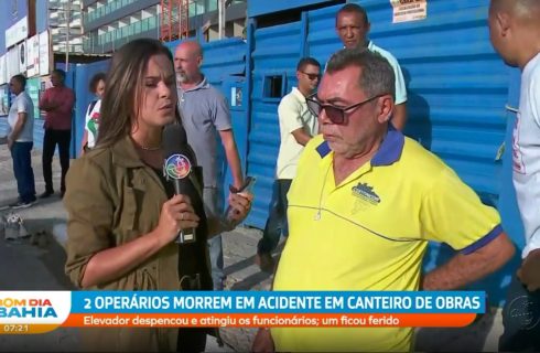 Trabalhadores parados na obra Art Studio, onde ocorreu um acidente de trabalho com dois operários mortos e um ferido