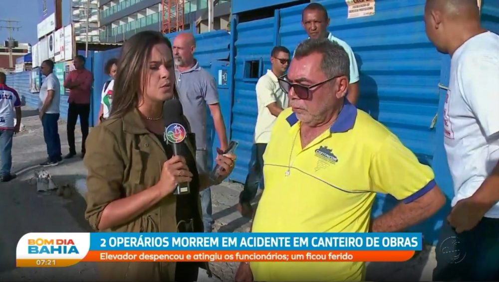 Trabalhadores parados na obra Art Studio, onde ocorreu um acidente de trabalho com dois operários mortos e um ferido