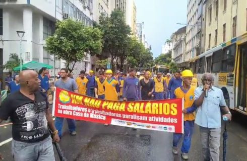 Hoje 09/05: Sem receber salários e cesta básica, trabalhadores (as) da NM paralisaram atividades na obra Cidade da Música e fizeram passeata pelas ruas do Comércio