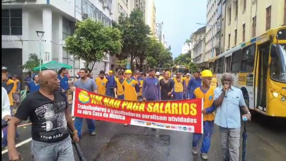 Hoje 09/05: Sem receber salários e cesta básica, trabalhadores (as) da NM paralisaram atividades na obra Cidade da Música e fizeram passeata pelas ruas do Comércio