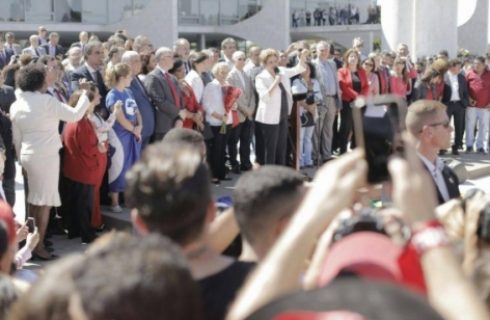 Dilma agradece aos movimentos: Vocês me dão calor, emoção e alegria