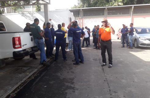 RCS / UFBA: Operários paralisam obras por atraso de salários